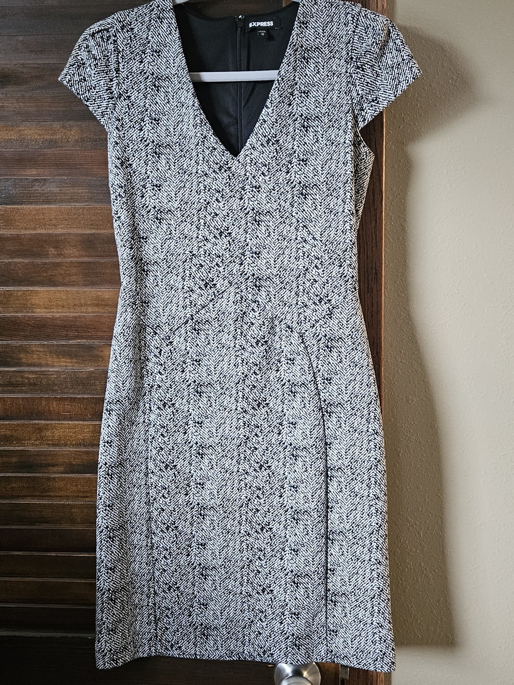 Express Black and White V-Neck Cap Sleeve Sheath Dress
